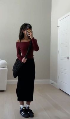 Long Skirts Autumn Outfits, School Long Skirt Outfits, Fashion Outfits Skirts Long, Long Black Fitted Skirt Outfits, Long Black Skirt Autumn Outfit, Cozy Long Skirt Outfits, Casual Long Black Skirt Outfits, Cute Outfits With Long Black Skirt, Outfits With Black Midi Skirt