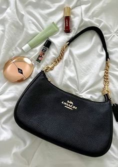 Should Bag Outfit, Mom Purse Aesthetic, Coach Book Bag, Coach Terri Bag, Designer Bags 2024 Trends, Teri Coach Bags, Coach Teri Shoulder Bag Outfit, Coach Teri Hobo Bag, Handbags 2024 Trends