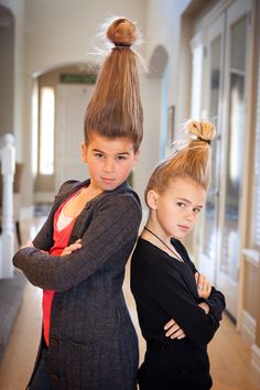 Fun "Wacky Hair Day" idea. Empty water bottle on head and hair pulled up to cover it. So silly. Empty Water Bottle, Twin Day, Easy Hairdos, So Silly