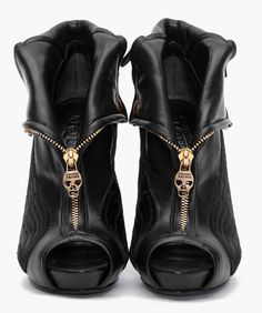 Alexander McQueen Mode Tips, Gothic Shoes, Fab Shoes, Hot Heels, Shoe Obsession, B & B, On The Side