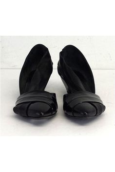 Size 6.5 EU 36.5 Black Leather Pointed Toe Low Heels Made in Italy Patent leather & leather Criss cross strap design Heel height 1.5" Strap Design, Brand Shoes, Cross Straps, Low Heels, Criss Cross, Slip On Sneaker, Patent Leather, Heel Height, Black Leather