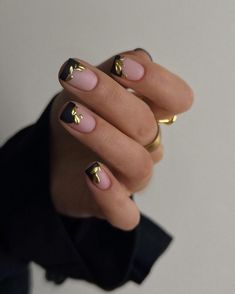 20 Black and Gold Ombre Nail Designs: Nail it Right - 160grams Black Gold Nails, Square Nail Designs, Short Square Nails, Smink Inspiration, Minimal Nails, Ombre Nail Designs, Black Nail Designs, Thanksgiving Nails