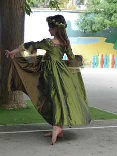 Lovelly green and brown 18th century dress Délicate robe | Etsy Victorian Green Costume Dress, Vintage Green Dress With Historical Design, Green Vintage Dress With Historical Design, Green Historical Costume Dress, Green Princess Dress For Fancy Dress, Green Princess Dress For Costume, Green Princess Dress For Costume Party, Medieval Green Costume Dress, Medieval Green Dress For Costume Party