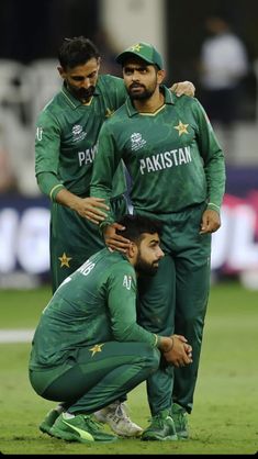 pakistan's cricket team huddle together on the field