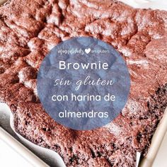 a brownie in a pan with the words brownie sin gluten con harna de almendras