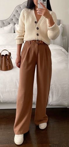 Fashion 60s, Stile Casual Chic, Fest Outfits, Business Casual Outfits For Work, Classy Work Outfits, Trendy Fall Outfits, Stylish Work Outfits, Brown Pants