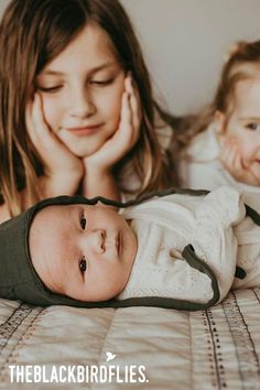 Pictures On Bed, Boy Newborn Pictures, Sibling Photography Newborn, Pictures At Home, Newborn Family Pictures, Newborn Sibling, Baby Boy Newborn Pictures, Newborn Photos Boy, Baby Boy Newborn Photography