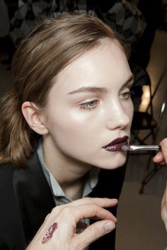 I'm in love! I worship beige makeup with dark lipstick! So inspiring, wild, stylish, hot, beautiful, sensual... Makeup Tumblr, Bold Lip Color, Dark Lipstick, Purple Lips, Runway Makeup, Beauty Hair Makeup, Dark Lips, Smokey Eyes, Editorial Makeup