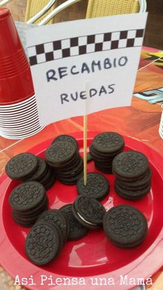 there is a plate with cookies on it and a sign that says recamio ruedas