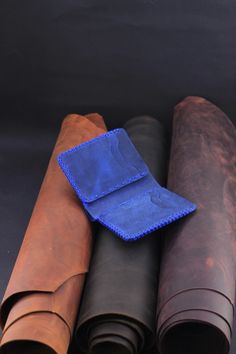 "Handmade Minimalist External Stitched Wallet" is a very stylish looking and useful product, produced entirely by hand. Genuine calf crayz horse leather was used in the production of the product. The closed size of the wallet is 8.50 x 10.50 cm; Its open size is 18 x 10.50 cm. Combining first-class leather with quality and master craftsmanship, the "Handmade Minimalist Externally Stitched Wallet" is a long-lasting and durable product in addition to its original and pleasant design. In addition to 4+2 card compartments, the wallet has 1 paper money compartment. "Handmade Minimalist External Stitched Wallet" is offered for sale with 12 different color options. Handmade Leather Wallet, Clip Wallet, Money Clip Wallet, Leather Wallet Mens, Paper Money, Leather Working, Leather Craft, Wallet Men, Leather Handmade