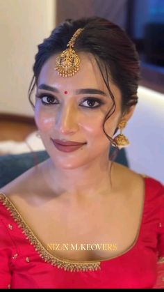 Minimal Indian Bride Look, Simple Bride Makeup Indian, Indian Wedding Bun Hairstyles Front View, South Indian Makeup Looks Natural, Red Saree Makeup Look Simple, Marriage Makeup Indian Simple, Tamil Bridal Makeup, Bridal Light Makeup Indian, Glowy Bridal Makeup Indian