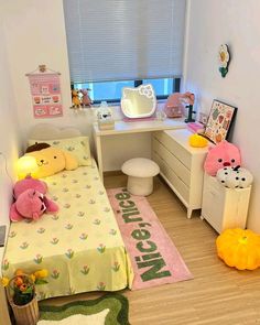 Simple Dorm Room Ideas, Simple Dorm Room, Kawaii Products, Small Room Makeover, Easy Room Decor, Bedroom Ideas Aesthetic, Dorm Room Ideas, Small Room Decor, Room Redesign