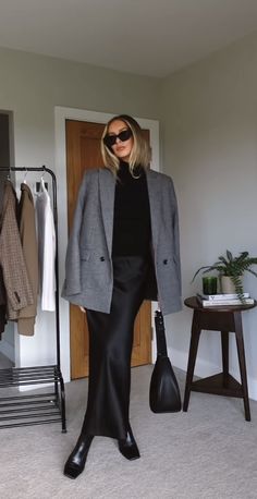 Satin Outfit, Night Outfits Winter, Casual Date Night Outfit, Casual Work Outfits Women, Business Outfits Women, Sophisticated Outfits, Grey Outfit, Looks Street Style, Professional Attire