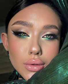 Colorful Under Eye Makeup, Green Under Eye Makeup, Maquillaje Smokey Eyes, Makeup Verde, Green Dress Makeup, Under Eye Makeup, Affordable Beauty Products, Eye Makeup Styles, Green Makeup