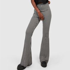 Ultra Cozy And Stylish Boohoo Black And White Houndstooth Flare Pant In Size 6 Trendy High Waist Houndstooth Bottoms, Casual High-waisted Houndstooth Pants, Casual Black Houndstooth Pants, Chic Fitted Houndstooth Pattern Bottoms, Fitted Bottoms With Houndstooth Pattern, Casual Black Pants With Houndstooth Pattern, Chic Stretch Houndstooth Bottoms, Black Wide Leg Bottoms With Houndstooth Pattern, Trendy Houndstooth Bottoms For Fall