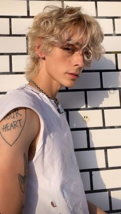 Bleached Hair Men, Heir Of Atticus, Men Blonde Hair, Blonde Hair Boy, Men Haircut Curly Hair, Wavy Hair Men, Blonde Curly Hair, Foto Tips, Corte De Cabelo Masculino