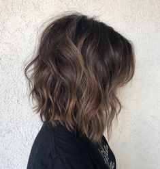 Long Inverted Bob Hairstyle for Wavy Hair Long Inverted Bob With Layers, Wavy Long Bob Hairstyles, Wavy Layered Bob, Wavy Long Bob, Swing Bob Haircut, Wavy Inverted Bob, Inverted Bobs, Medium Length Layered Haircuts, Fall Haircut