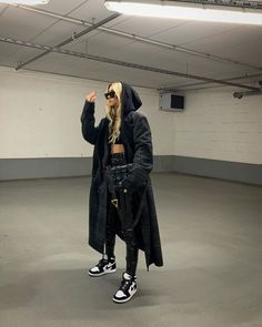 Panda Dunks: How To Style Them Like a Pro Vestiti Edgy, Mode Swag, Jordan Outfits, Mode Ootd, Streetwear Fashion Women, Elegantes Outfit, 가을 패션, Mode Streetwear