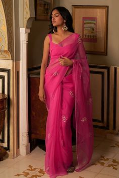 Simple Saree Designs, Fashionable Saree Blouse Designs, Fancy Sarees Party Wear, Simple Sarees, Indian Fashion Saree, Saree Designs Party Wear, Indian Dresses Traditional, Traditional Indian Outfits, Embroidered Saree