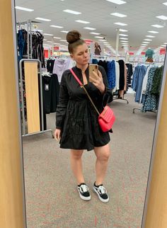 Sneakers With Dresses, Plus Size Outfits With Sneakers, Autumn Fashion Curvy, Dress And Sneakers, Sneakers Outfit Work, Julia Marie, White Supreme, Sneakers Outfit Casual