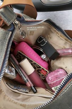 Studera Motivation, What's In My Purse, Inside My Bag, Purse Essentials, Handbag Essentials, Hello You, What In My Bag, Inside Bag, Pink Girly Things