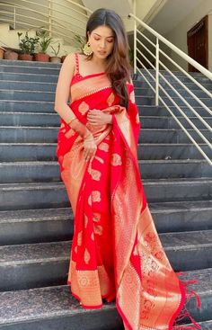 Traditional Saree Outfit, Red Sari Look, Bengali Look Saree, Karwachauth Look In Saree, Banarsi Saree Wedding, Traditional Saree Look For Wedding, Banarsi Saree Look, Banarsi Saree Blouse Design, Saree Styles Wedding