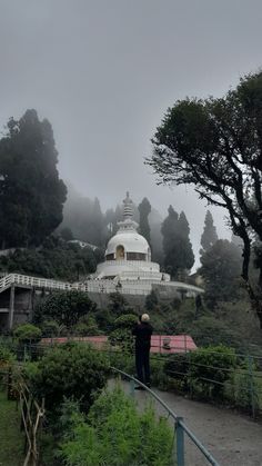 📍peace pagoda, Darjeeling Peace Pagoda Darjeeling, Darjiling Aesthetic, Darjeeling Aesthetic Photos, Darjeeling Photography, Indian Mountains, India Places, Cool Live Wallpapers