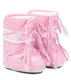 The Icon Mini snow boots from Moon Boot Kids are a signature favorite reworked for tiny feet. In light pink, they're a perfectly practical design with lightweight insulation, foam padding and sturdy rubber soles. Hello Kitty Baby, Fuzzy Boots, Christmas Fits, Baby In Snow, Baby Icon, Moon Boot, Funky Shoes, Baby Cowboy, Pink Moon