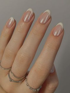 #nails #nailart #nailsofinstagram #nailsnailsnails #manicure #manicureideas #chromenailideas #chrome #chromepowder #whitechromenails #chromefrench #frenchnails #frenchies #frenchtipnails #weddingfrenchtip #wedding #weddingguestdress #weddingnailart #classynailart #classy #whitefrenchtips #mirror #fallnails #winternails #summernails #springnailcolors #naturalnails #almondshapenails #almond #gelnails #gelpolish #gelnailpolish #geldgeschenk #aesthetic #simplenails Homecoming Almond Nails, Oval French Tip Nails Chrome, Square Chrome Nails French Tip, French Vs American Nails, Chrome Green Nails French, Vanilla Chrome French Nails, French Manicure With White Chrome, White Chrome Tips, Almond French Tip With Chrome