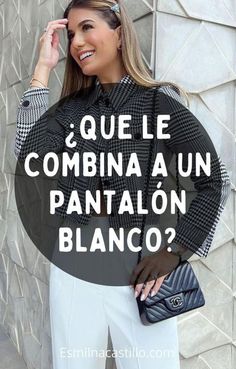 a woman standing in front of a wall wearing white pants and a black shirt with the words, que le combina a un pantalon blancco?