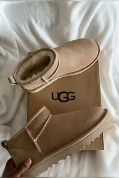 Shoe Ideas For School, Sand Uggs, Ugg Aesthetic, Ugg Sand, Uggs Aesthetic, Aesthetic Uggs, Shoes Uggs, Girl Uggs