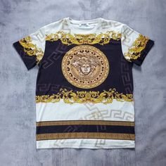 Versace Graphic Print Rapper Style T-Shirt Size: X-Large Great Condition. The Back Thread Has Started To Come Undone. Please See The Pictures. Chest 21" Back 28” Brand: Versace Fabric: 100% Cotton Country Of Origin: Italy Colour: White/Gold We Kindly Remind You That Vintage Items Typically Exhibit Natural Signs Of Wear Or Fading, Reflective Of Their Age. However, We Assure You That Any Noticeable Imperfections Such As Stains Or Holes Will Be Duly Mentioned. Please Be Aware That The Actual Colors Of The Item May Slightly Differ Due To Factors Like Lighting Conditions, Photography Techniques, And Variations In Monitor Or Mobile Displays. If You Require Additional Information About This Pa Luxury Graphic Print Short Sleeve T-shirt, Summer Streetwear T-shirt With Monogram Print, Designer Short Sleeve Top With All Over Print, Designer Tops With All Over Print And Short Sleeves, Luxury Short Sleeve T-shirt With Graphic Print, Gold Crew Neck Top With Logo Print, Luxury Monogram Print Streetwear Top, Luxury Monogram Print Top For Streetwear, Designer Crew Neck Top With Graphic Print