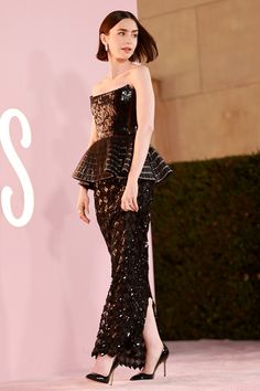 Lily Collins Gown, Hollywood Red Carpet Dresses, Emily In Paris Dress, Lily Collins Red Carpet, Lily Collins Dress, Masquerade Party Outfit, Paris Gown, Iconic Red Carpet Looks