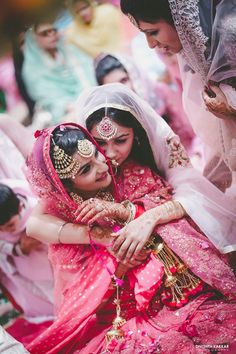 Mehndi Makeup, शादी की तस्वीरें, Designer Photography, Bridesmaid Poses, Bridesmaid Photoshoot, Sisters Photoshoot Poses, Sister Poses, Saree Bollywood