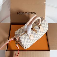 Size: 25.0cm*19.0cm*15.0cm  It comes with Dust box. Care manual. Tag. and Paper bag. Louis Vuitton Collection, Louis Vuitton Fashion, Louis Vuitton Bags, Branded Bags, Luxury Bags, Paper Bag, Clutch Bag