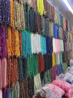 there are many beads on display in the store