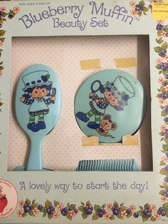 the blueberry muffins beauty set is in its box and has two spoons