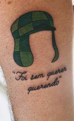 a man with a green hat on his arm that says, for sem ques ques ques quenendo