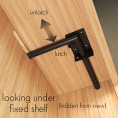 an image of a wooden door with latch and fixing instructions on the front side, including locking under fixed shelf