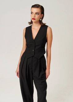 An essential piece that cannot be missing from a cool girl's fall wardrobe is a tailored vest. Easy to style it down with some jeans and sneakers or dress it up with our matching London Pants and London Blazer. Be bold and unbeatable in and out of meetings! four buttons at the front fitted style fully lined For an oversized look size it up!80%pl 20%viBust size: XS 89 cm // S 93 cm // M 97 cm // L 101 cm Waist size: XS 77 cm // S 81 cm // M 85 cm // L 89 cm Length: XS 54.5 cm // S 55.5 cm // M 56 Edgy Black Vest For Workwear, Edgy Black Vest For Work, Versatile Fitted Vest For Workwear, Black Vest For Business Casual Fall Season, Versatile Fitted Vest For Fall, Casual Tailored Black Vest, Versatile Cotton Vest For Work, Versatile Cotton Workwear Vest, Chic Cotton Vest For Fall