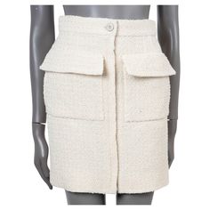 100% authentic Chanel tweed mini skirt in ecru cotton (with 10% polyamide). Features two flap pockets on the front with side slit pockets. Closes with a button and two-way zipper on the front. Lined in handkerchief printed cotton (with 7% silk). Brand new with tags. 2020 Resort Measurements Model Chanel20C P62769 V45768 Tag Size 34 Size XS Waist From 66cm (25.7in) Hips From 92cm (35.9in) Length 46cm (17.9in) All our listings include only the listed item unless otherwise specified in the descript Chanel Cream, Chanel 2020, Chanel Tweed, Tweed Mini Skirt, Flap Pocket, A Line Skirts, Printed Cotton, Mini Skirt, Mini Skirts