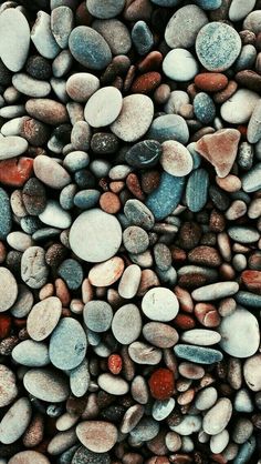 some rocks and gravel are arranged together