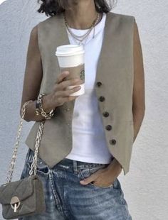 Street Style Outfits Casual, Mode Casual, June 16, Street Style Chic, Vest Fashion, Vest Outfits, Closet Fashion, Fashion Spring, Casual Chic Style