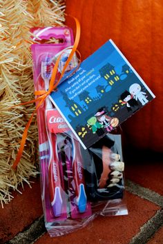 Toothbrush Halloween Favor, Halloween Treat Bags Ideas, Treat Bags Ideas, Smiley Picture, Tooth Brushes, Halloween Favor, Love Pinterest, Brush Your Teeth