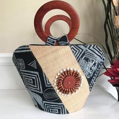 Bamileke Hand Woven Raffia Fibers African Basket bag with wood handle - Big Hand Bags Designer Home Made, Ankara Fabric African Textiles, Ankara Bags, African Bag, African Accessories, Printed Handbags, Tutorial Diy, Crazy Patchwork, Woven Raffia