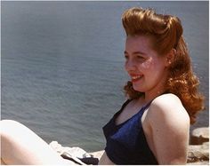 Victory Rolls in 1944 - Mary Jane at the beach. Tutorial on how to do a Victory Roll / Vintage Hairstyle #1940s #1940sfashion #summer #vintagehair #victoryroll #vintagehairstyle Hairstyles For Face Shapes, Pin Curl Hair, Diamond Face Hairstyle, 50's Fashion