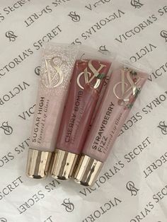 victoria secret gloss Profumo Victoria Secret, Makeup Contouring, Make Up Inspiration, Flavored Lip Gloss, Fancy Makeup, Lip Glosses, Victoria Secrets, Makeup Items, Makeup Essentials