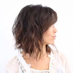 long choppy wavy bob with subtle highlights Short To Medium Haircuts Thick Hair, Long Choppy Bobs, Kort Bob, Choppy Bob Haircuts, Best Bob Haircuts, Textured Haircut, Wavy Bob Hairstyles, Choppy Bob, Choppy Bob Hairstyles