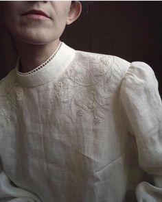 Embroidery Fashion Detail, Linen Fashion, Fancy Blouses, Fancy Blouse Designs, Lovely Clothes, Embroidery Fashion, Vintage Lace, Fashion Details