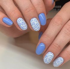 Light Blue Aesthetic Nails, Blue Bridesmaid Nails, Pastel Pink And Blue Nail Ideas, Summer Christmas Nails, Summer Luminary Nails, Blue Flower Nails Short, Light Blue Nails With Flower Design, Light Blue Nail With Flower, Light Blue Flower Nails Acrylic